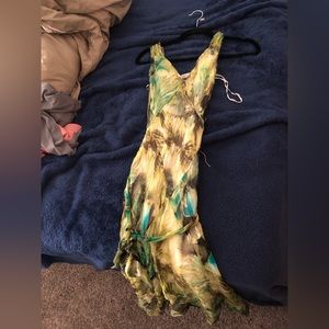 Jones New York green dress like new! Size 8, small rip on the right belt loop.